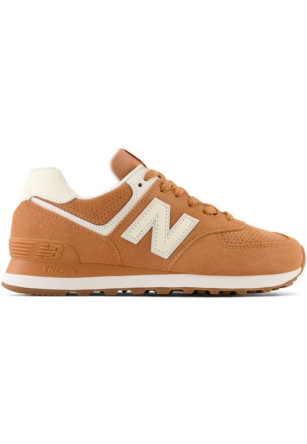 Buty damskie New Balance WL574NB – brązowe. Okazja: na co dzień. Kolor: brązowy. Materiał: guma, skóra, zamsz, materiał, syntetyk. Szerokość cholewki: normalna. Model: New Balance 574