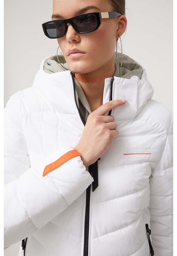 Superdry kurtka damska kolor biały zimowa. Kolor: biały. Materiał: poliester. Sezon: zima