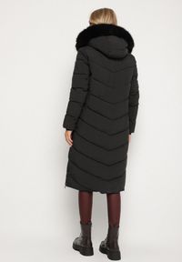 Born2be - Czarna Długa Kurtka z Pikowanymi Przeszyciami i Kapturem z Futerkiem Galella. Okazja: na co dzień. Kolor: czarny. Materiał: futro. Długość: długie. Styl: elegancki, casual, klasyczny #3