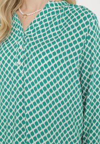 Born2be - Zielona Bluzka Koszulowa z Wiskozy w Mozaikowy Wzór Aalius. Okazja: na co dzień. Kolor: zielony. Materiał: wiskoza. Długość rękawa: długi rękaw. Długość: długie. Styl: casual #7