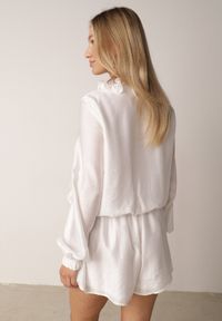 Born2be - Biały Krótki Kombinezon Ozdobiony Żabotem Menimei. Okazja: na co dzień. Kolor: biały. Materiał: materiał, poliester. Długość: krótkie. Wzór: aplikacja. Styl: casual, klasyczny, elegancki #5