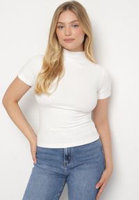 Born2be - Biały Dopasowany T-shirt z Wiskozy z Golfem Isovera. Okazja: do pracy, na spotkanie biznesowe. Typ kołnierza: golf. Kolor: biały. Materiał: wiskoza. Długość rękawa: krótki rękaw. Długość: krótkie. Wzór: aplikacja. Styl: elegancki, biznesowy