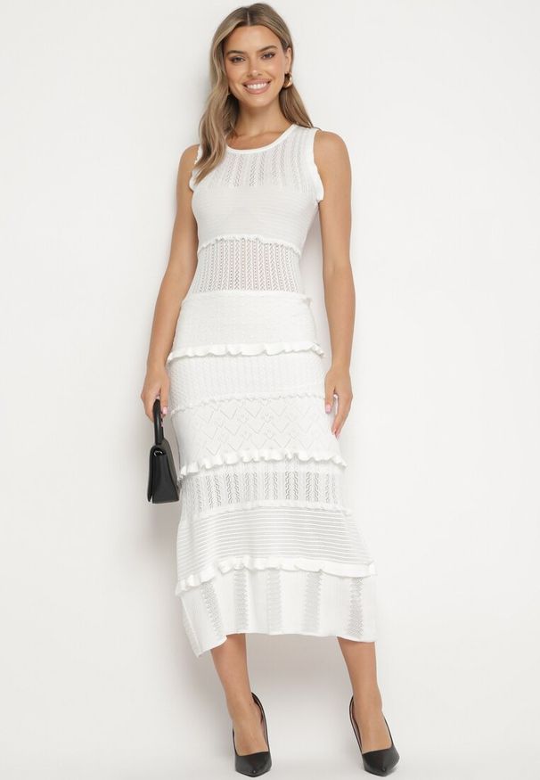 Born2be - Biała Sweterkowa Sukienka Midi z Falbankami Gadise. Typ kołnierza: kołnierz z falbankami. Kolor: biały. Wzór: aplikacja. Długość: midi
