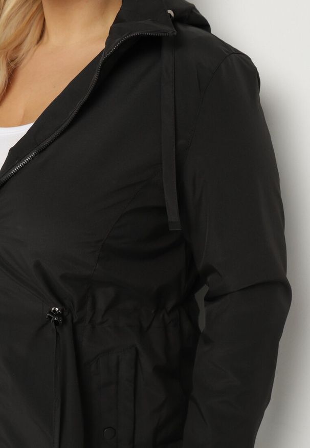 Born2be - Czarna Kurtka Parka z Odpinanym Kapturem Delavin. Okazja: na co dzień. Kolekcja: plus size. Kolor: czarny. Materiał: jeans. Styl: klasyczny, elegancki, casual