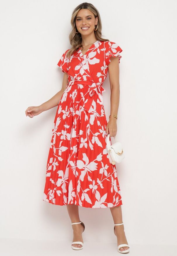 Born2be - Czerwona Kopertowa Plisowana Sukienka z Gumką i Paskiem w Talii Denevia. Okazja: na co dzień. Kolor: czerwony. Długość rękawa: krótki rękaw. Typ sukienki: kopertowe. Styl: casual