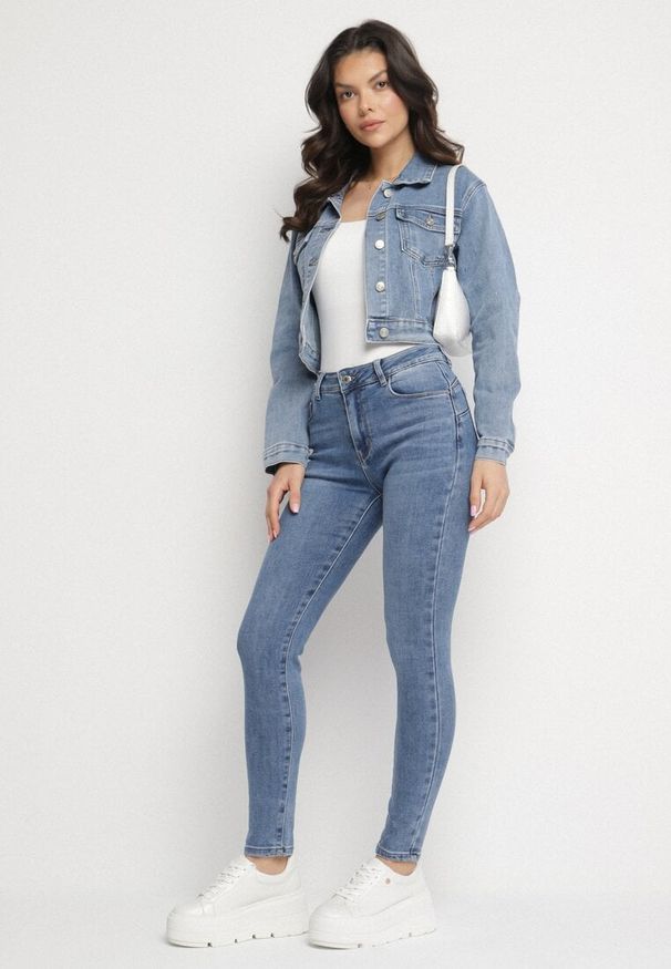 Born2be - Jasnoniebieskie Jeansy z Bawełną i Efektem Push Up o Dopasowanym Kroju Flortebia. Okazja: na co dzień. Kolor: niebieski. Styl: casual, elegancki