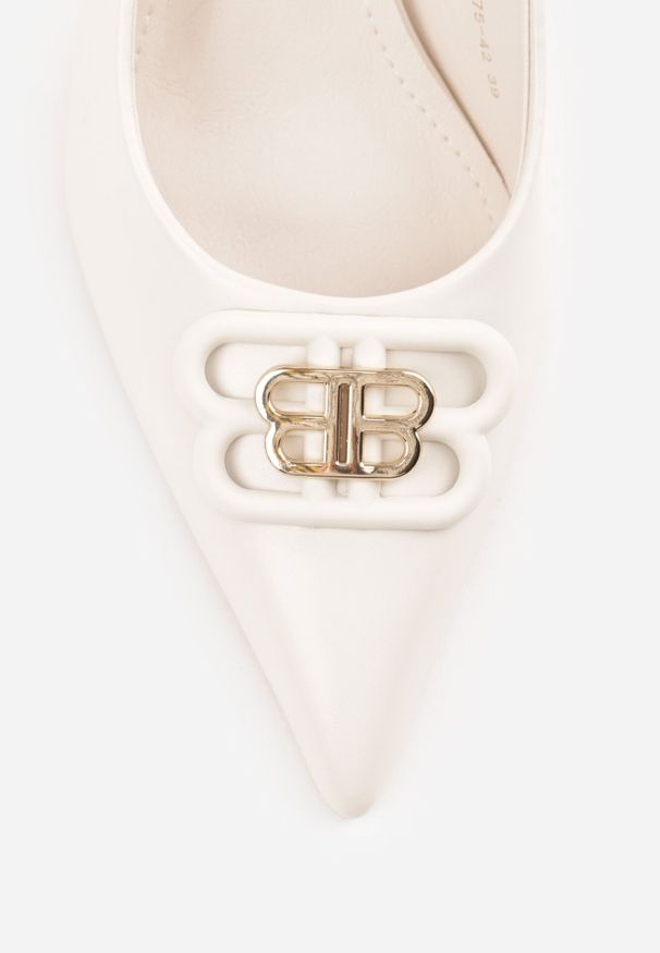 Born2be - Beżowe Czółenka Sandały Vices na Kaczuszce Bez Pięty z Metaliczną Ozdobą Lilenda. Okazja: do pracy, na co dzień, na spotkanie biznesowe, na spacer. Kolor: beżowy. Wzór: aplikacja. Sezon: lato. Obcas: na szpilce. Styl: elegancki, biznesowy, glamour, casual. Wysokość obcasa: średni