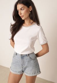 Born2be - Biały Minimalistyczny T-shirt z Bawełny Zdobiony Warkoczowymi Lamówkami Thessele. Okazja: na co dzień. Kolor: biały. Materiał: bawełna. Wzór: aplikacja. Styl: casual, klasyczny #2
