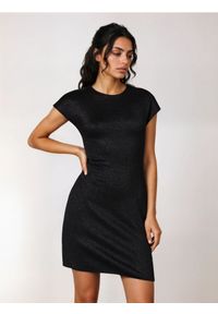 Sinsay - Sukienka mini z metalizowaną nitką - czarny. Kolor: czarny. Długość: mini #1