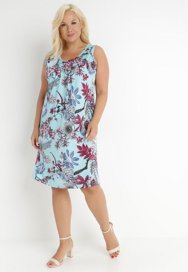 Born2be - Jasnoniebieska Sukienka Sartre. Kolekcja: plus size. Kolor: niebieski. Wzór: kwiaty. Typ sukienki: dla puszystych. Materiał: bawełna, dzianina. Długość rękawa: na ramiączkach. Sezon: lato. Styl: klasyczny. Długość: midi