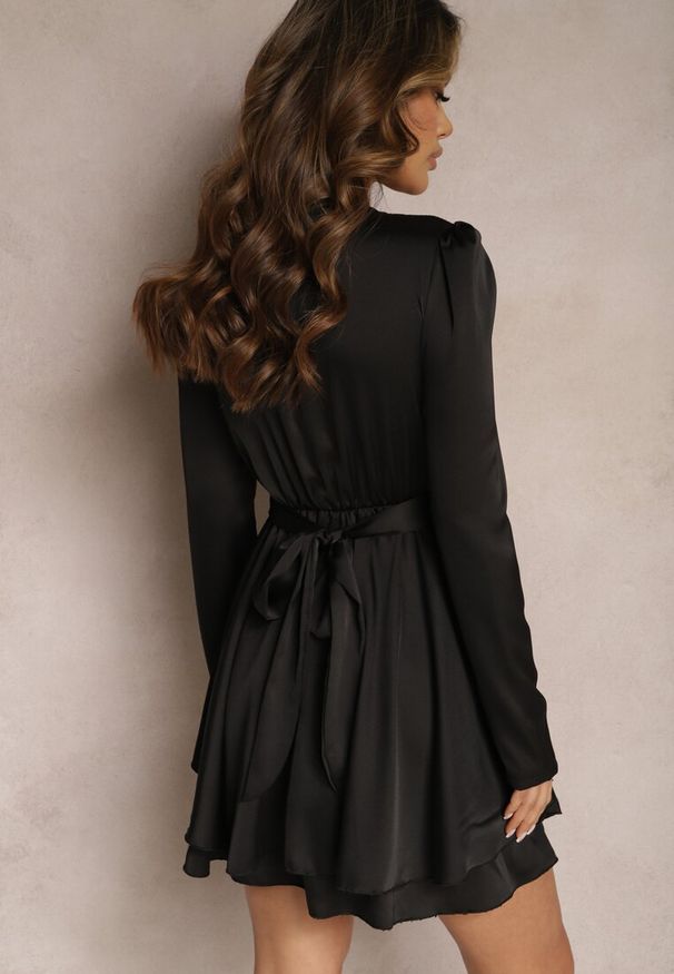 Renee - Czarna Satynowa Sukienka Mini z Falbankami i Paskiem z Tyłu w Talii Catriona. Okazja: na imprezę. Typ kołnierza: kołnierz z falbankami. Kolor: czarny. Materiał: satyna. Styl: elegancki. Długość: mini