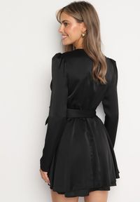 Born2be - Czarna Satynowa Sukienka Mini z Głębokim Dekoltem i Wiązaniem z Tyłu Liadan. Okazja: na imprezę. Kolor: czarny. Materiał: satyna. Styl: elegancki. Długość: mini #5