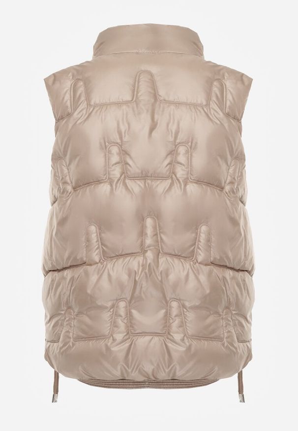 Renee - Ciemnobeżowa Kamizelka Pikowana Ozdobiona Troczkami i Stójką Terinora. Okazja: na co dzień. Typ kołnierza: kołnierzyk stójkowy. Kolor: beżowy. Materiał: jeans. Wzór: aplikacja. Styl: casual, elegancki