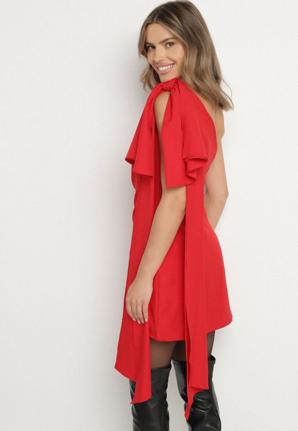 Born2be - Czerwona Asymetryczna Sukienka z Kokardą na Ramieniu Morrise. Typ kołnierza: kokarda. Kolor: czerwony. Typ sukienki: asymetryczne. Styl: elegancki