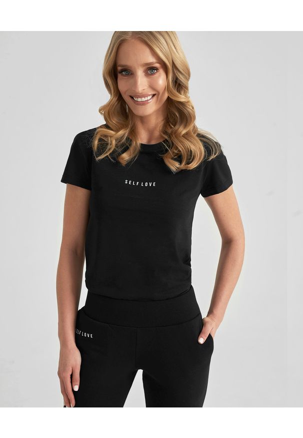 SELF LOVE - Czarny t-shirt z logo marki. Kolor: czarny. Materiał: jeans, bawełna. Wzór: aplikacja, nadruk. Styl: klasyczny, elegancki