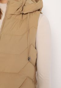 Born2be - Jasnobeżowa Pikowana Kamizelka z Odpinanym Kapturem na Suwak Wykończona Sznurkami Zeneria. Okazja: na co dzień. Kolor: beżowy. Styl: casual, elegancki #3