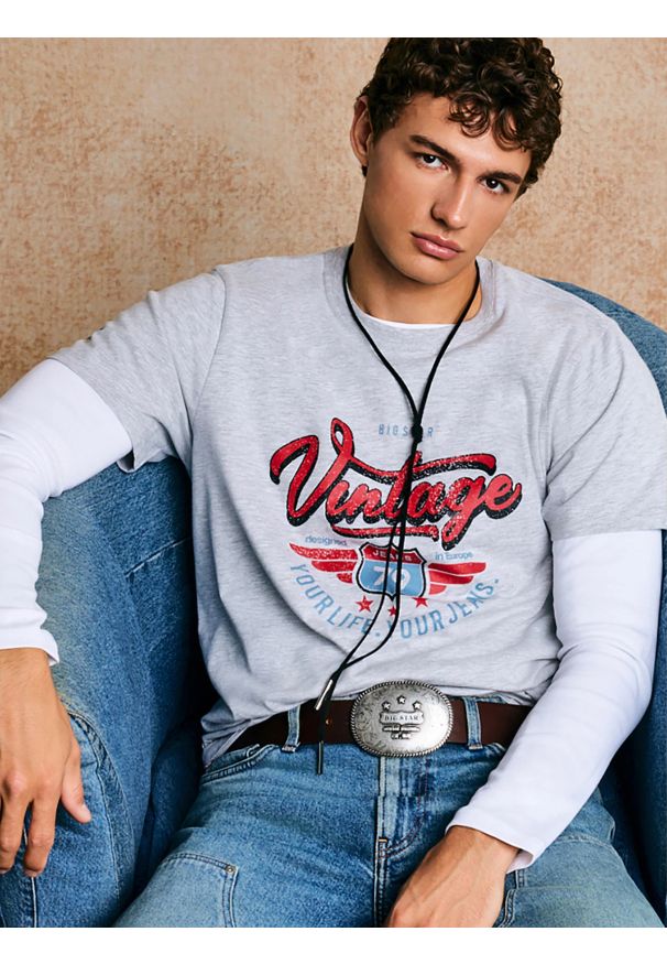 Big-Star - Koszulka męska z nadrukiem szara Merret 901. Okazja: na co dzień. Kolor: szary. Materiał: jeans, dzianina, bawełna, skóra. Wzór: nadruk. Sezon: lato. Styl: casual, vintage, klasyczny