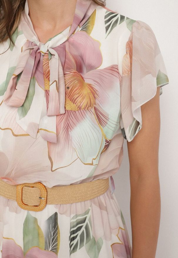 Born2be - Beżowa Sukienka o Rozkloszowanym Kroju z Wiązaniem przy Dekolcie i Paskiem Sorilina. Okazja: na co dzień. Kolor: beżowy. Długość rękawa: krótki rękaw. Wzór: kwiaty. Styl: casual, elegancki