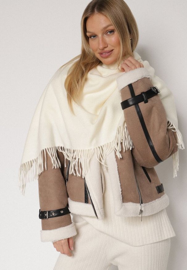 Born2be - Jasnobeżowy Trójkątny Szalik z Wiskozy i Bawełny z Frędzlami Vetirala. Okazja: na co dzień, do pracy, na spotkanie biznesowe. Kolor: beżowy. Materiał: bawełna, wiskoza. Styl: biznesowy, casual, elegancki