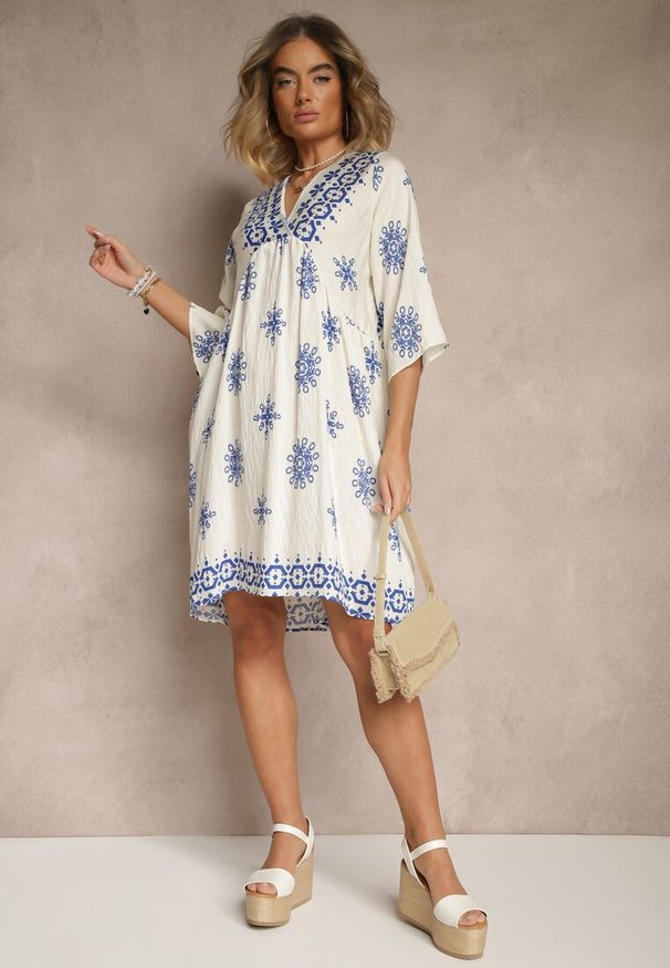 Renee - Niebiesko-Kremowa Sukienka Ozdobiona Ornamentalnym Wzorem z Wiskozą Daviloria. Okazja: na co dzień. Typ kołnierza: dekolt kopertowy. Kolor: niebieski. Materiał: wiskoza. Długość rękawa: krótki rękaw. Wzór: aplikacja. Typ sukienki: kopertowe. Styl: casual