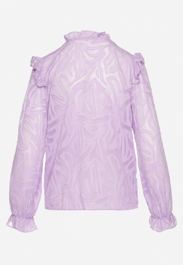 Born2be - Fioletowa Koszula Ozdobiona Falbanką i Abstrakcyjnym Wzorem Nunoria. Okazja: na co dzień. Typ kołnierza: kołnierzyk stójkowy, kołnierzyk klasyczny. Kolor: fioletowy. Materiał: tkanina, materiał. Długość: długie. Wzór: aplikacja. Styl: casual, klasyczny