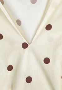 Born2be - Żółta Bluzka o Fasonie Oversize w Kropki z Bawełny Pireia. Okazja: do pracy, na co dzień. Kolor: żółty. Materiał: bawełna. Długość: długie. Wzór: kropki. Styl: casual #4