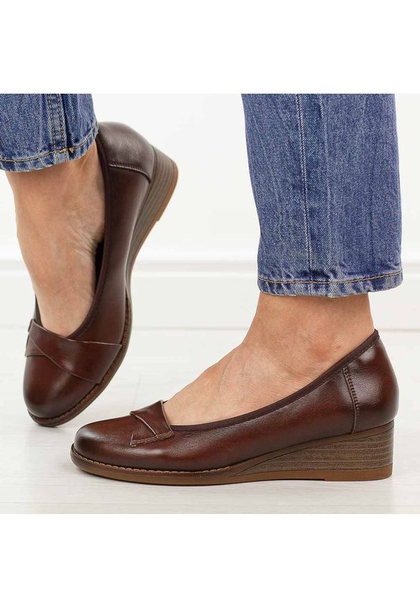 Brązowe skórzane czółenka damskie na koturnie Vinceza 18136. Okazja: na co dzień. Nosek buta: okrągły. Kolor: brązowy. Materiał: skóra. Szerokość cholewki: normalna. Sezon: wiosna, lato, jesień. Obcas: na koturnie. Styl: casual, klasyczny, elegancki