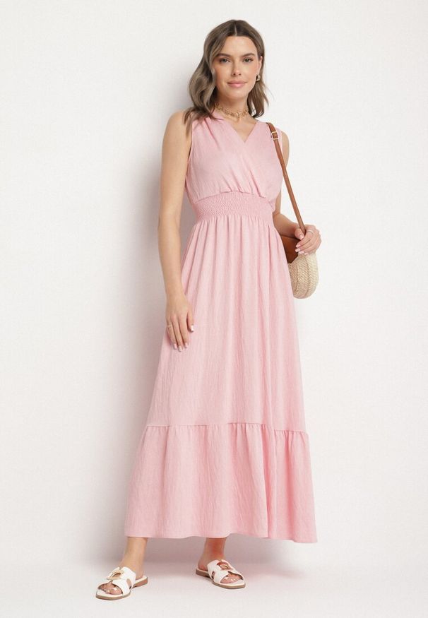 Born2be - Różowa Sukienka o Rozkloszowanym Kroju Bez Rękawów z Kopertowym Dekoltem Filoria. Typ kołnierza: dekolt kopertowy. Kolor: różowy. Długość rękawa: bez rękawów. Typ sukienki: kopertowe. Styl: elegancki