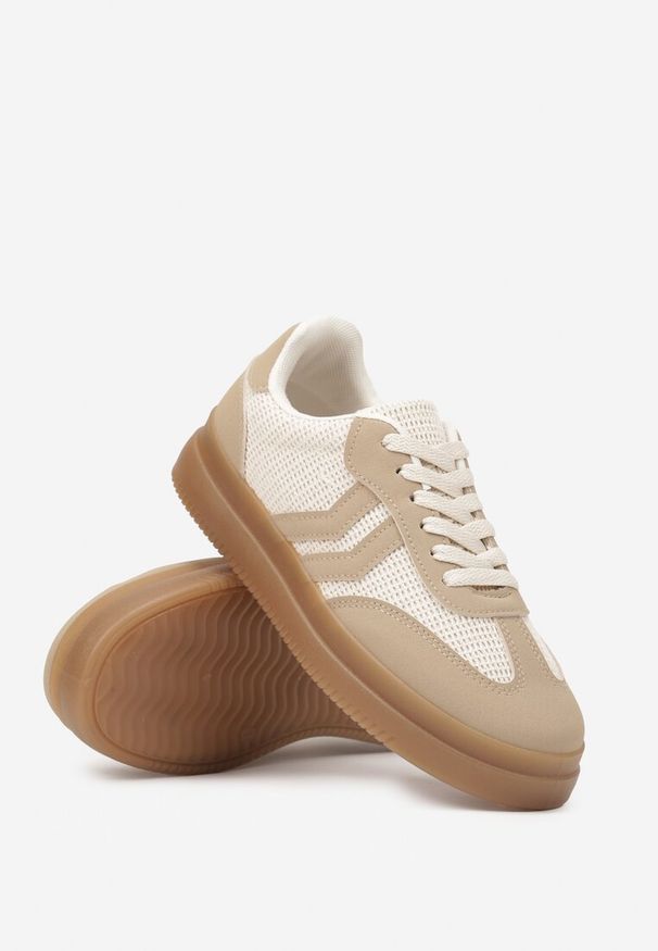 Renee - Ciemnobeżowe Sneakersy Ozdobione Paskami Sadleane. Okazja: na spacer, na co dzień. Zapięcie: pasek. Kolor: beżowy. Materiał: jeans. Wzór: aplikacja. Sport: turystyka piesza