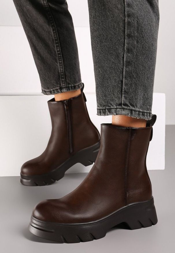 Renee - Brązowe Płaskie Botki z Ociepleniem Hanalen. Kolor: brązowy. Materiał: jeans. Wzór: aplikacja. Sezon: zima, jesień. Obcas: na płaskiej podeszwie. Styl: elegancki