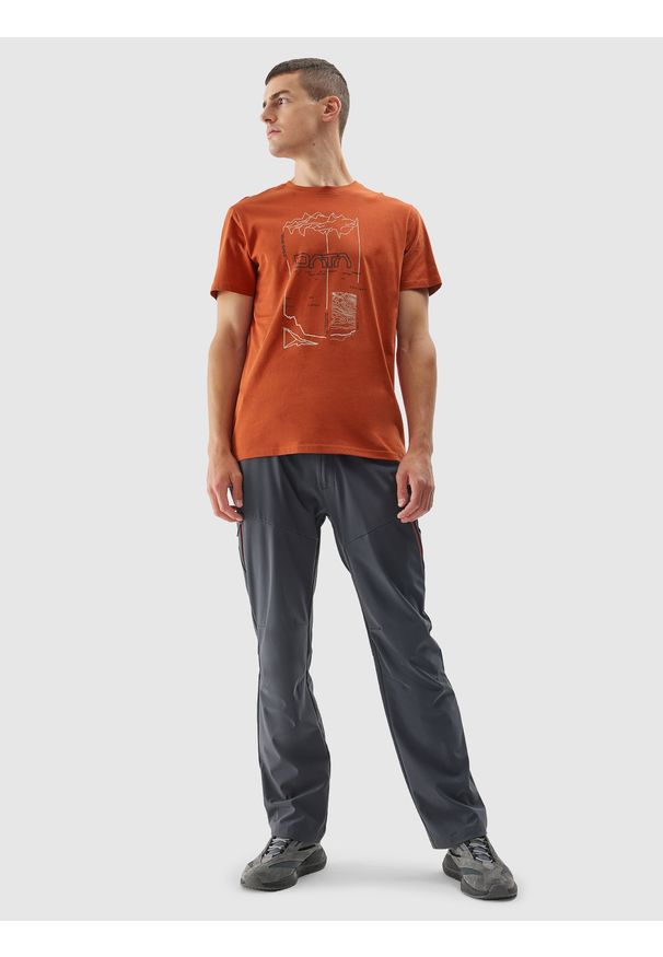4f - T-shirt regular z nadrukiem męski. Kolor: brązowy. Materiał: bawełna, dzianina. Wzór: nadruk