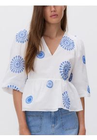 Reserved - Bluzka z baskinką - biały. Kolor: biały. Materiał: tkanina, bawełna. Styl: klasyczny #1