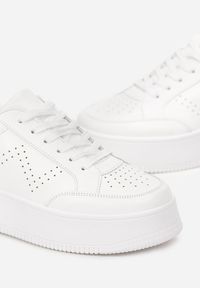 Renee - Białe Sneakersy z Perforacją na Platformie Treresa. Kolor: biały. Obcas: na platformie #4