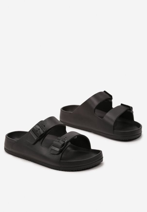 Born2be - Czarne Klapki z Piankowego Materiału z Klamrami Lisena. Okazja: na plażę, na co dzień. Kolor: czarny. Materiał: materiał. Sezon: lato. Styl: casual, elegancki