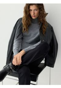 Reserved - Sweter z wełny merino - szary. Kolor: szary. Materiał: wełna