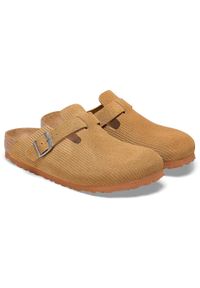 Klapki unisex Birkenstock Boston Corduroy Cork. Zapięcie: bez zapięcia. Kolor: zielony, brązowy. Materiał: zamsz, skóra. Szerokość cholewki: normalna. Sport: turystyka piesza