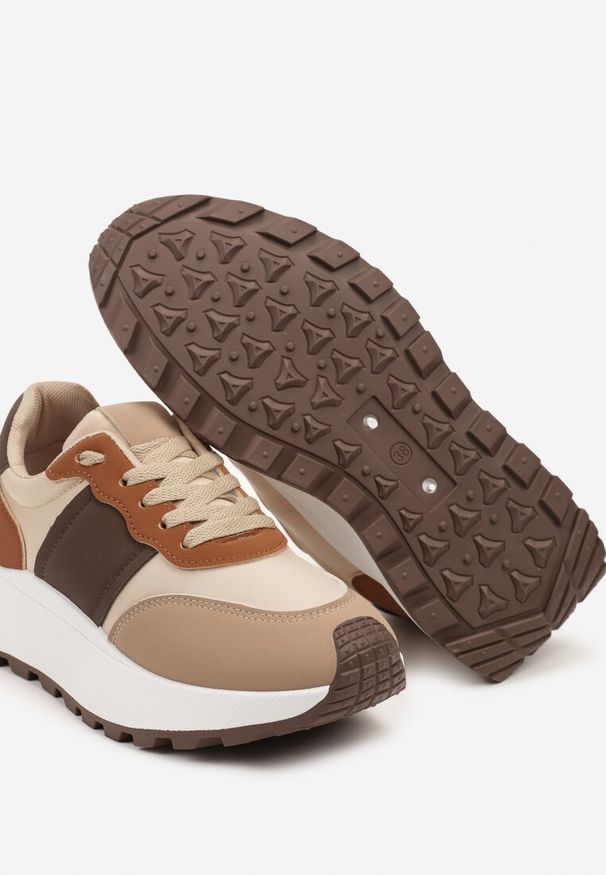 Renee - Brązowe Sneakersy przed Kostkę na Platformie z Ozdobnymi Wstawkami Benace. Wysokość cholewki: przed kostkę. Nosek buta: okrągły. Zapięcie: sznurówki. Kolor: brązowy. Materiał: materiał. Obcas: na platformie. Wysokość obcasa: niski