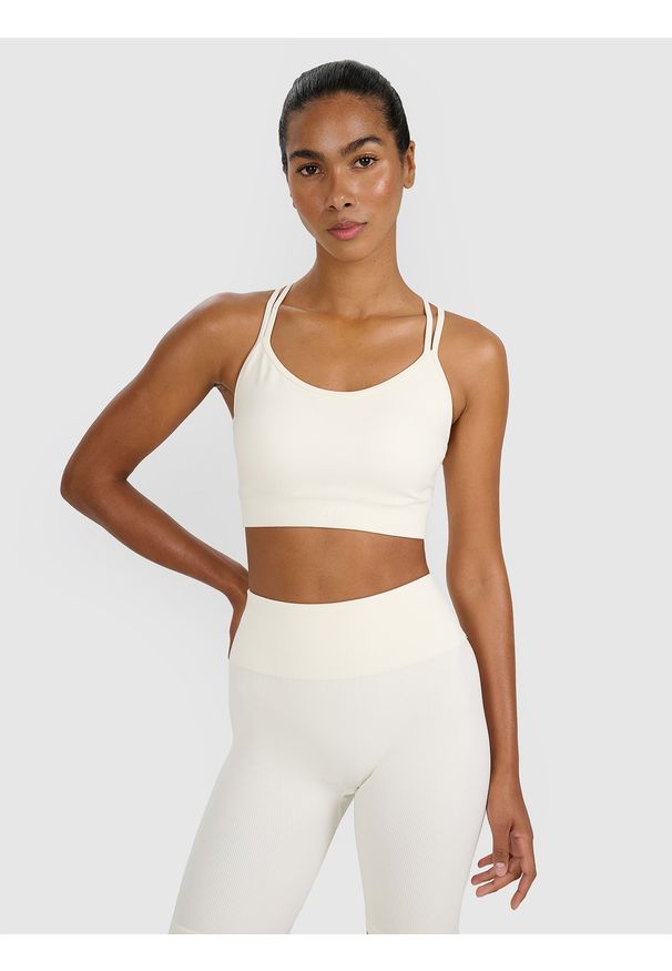4f - 4F Biustonosz treningowy z niskim wsparciem - beżowy M/L. Kolor: beżowy. Materiał: jersey, elastan, włókno, materiał, syntetyk. Rodzaj stanika: wyciągane miseczki. Wzór: ze splotem, gładki. Sport: joga i pilates, fitness