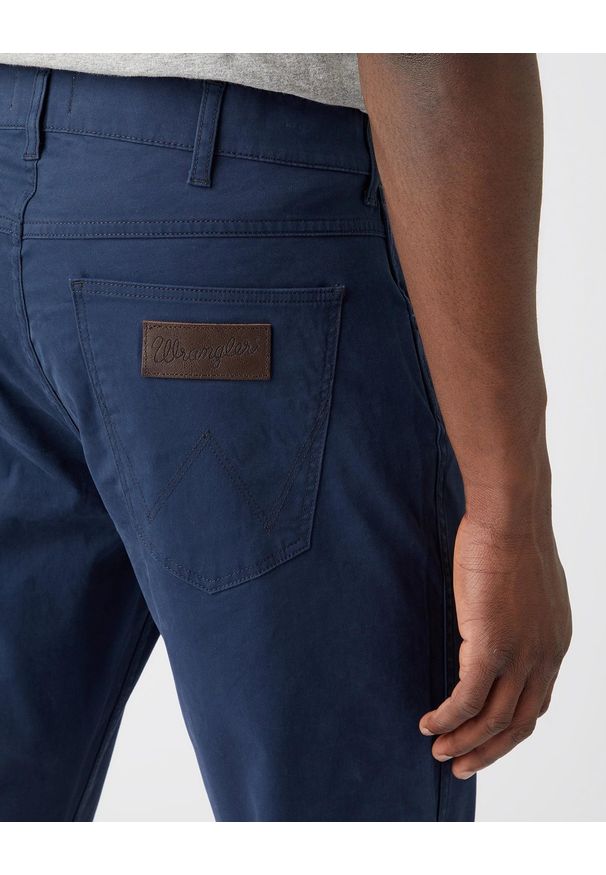 Wrangler - MĘSKIE SPODNIE JEANSOWE WRANGLER GREENSBORO NAVY W15QKA114 112141191