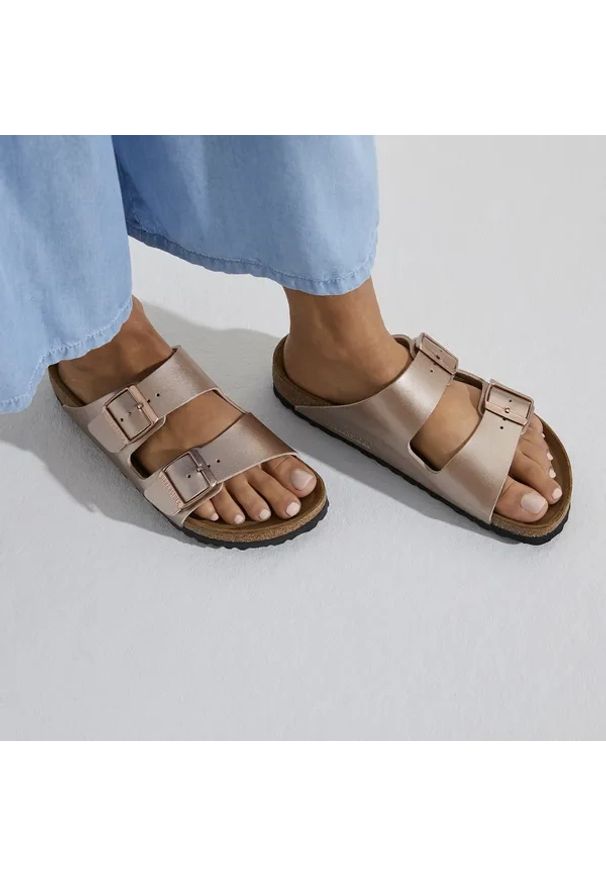 Birkenstock - BIRKENSTOCK ARIZONA BF COPPER Klapki damskie. Okazja: na co dzień. Kolor: brązowy. Materiał: materiał. Wzór: paski. Sezon: lato. Styl: klasyczny, casual, elegancki