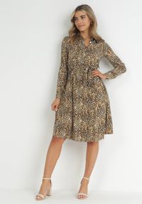 Born2be - Ciemnobeżowa Sukienka Koszulowa w Panterkę Vesenil. Kolor: beżowy. Materiał: materiał. Wzór: motyw zwierzęcy. Typ sukienki: koszulowe. Długość: midi #6