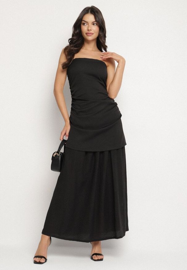 Born2be - Czarna Koktajlowa Sukienka Typu Bandeau z Marszczeniem Izelessa. Okazja: na imprezę. Kolor: czarny. Styl: wizytowy