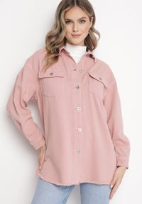 Born2be - Różowa Jeansowa Bawełniana Kurtka Koszula z Metalowymi Guzikami i Kieszeniami Lavosa. Kolor: różowy. Materiał: jeans, bawełna. Długość rękawa: długi rękaw. Długość: długie. Styl: klasyczny #3