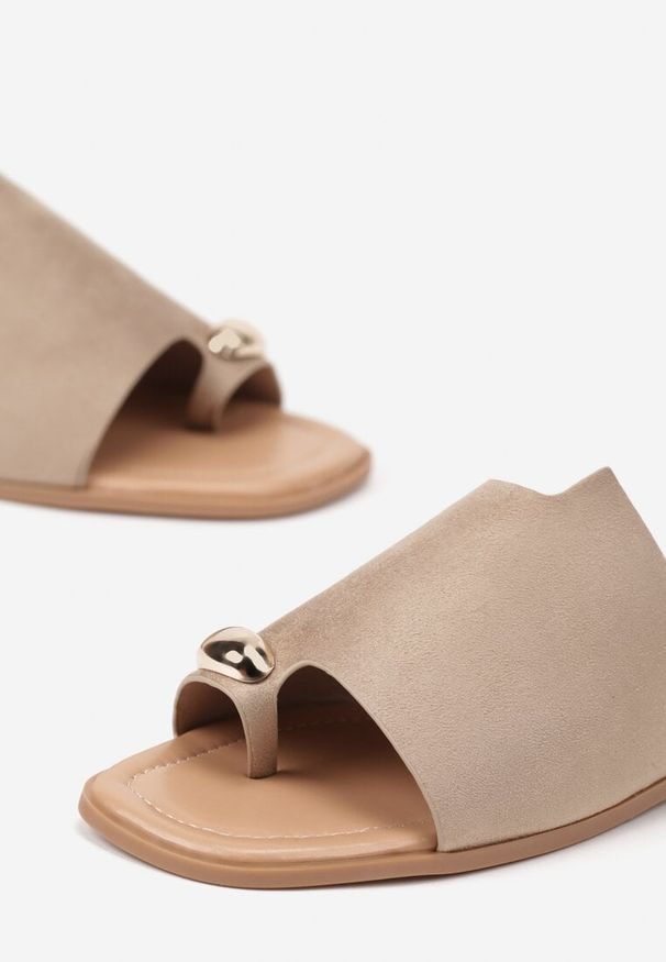 Born2be - Ciemnobeżowe Klapki Vices Japonki z Metaliczną Ozdobą Arezelia. Okazja: na co dzień. Kolor: beżowy. Wzór: aplikacja. Styl: elegancki, casual