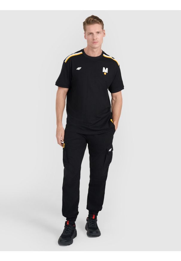 4f - 4F T-shirt regular z nadrukiem uniseks 4F x Drift Masters - czarny XS. Okazja: na co dzień. Kolor: czarny. Materiał: jersey, bawełna, materiał, dzianina. Długość rękawa: krótki rękaw. Długość: krótkie. Wzór: nadruk. Styl: sportowy, klasyczny, casual