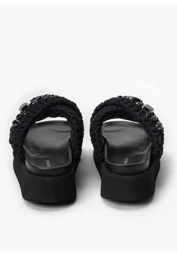 Inuikii - INUIKII WOVEN STONES PLATFORM Klapki damskie. Okazja: na co dzień, na spacer, do pracy. Kolor: czarny. Obcas: na platformie. Styl: casual