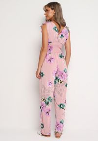 Born2be - Jasnoróżowy Kombinezon w Kwiaty z Trójkątnym Dekoltem i Troczkami na Ramionach Benan. Okazja: na co dzień. Kolor: różowy. Wzór: kwiaty. Styl: casual, elegancki #3