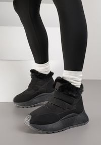 Born2be - Czarne Sneakersy Śniegowce Vices na Grubej Podeszwie z Zapięciem na Rzep i Futrem Nelisella. Zapięcie: rzepy. Kolor: czarny. Materiał: futro. Wzór: aplikacja. Sezon: zima #5