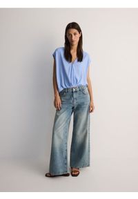 Reserved - Kopertowa bluzka z wiskozy - jasnoniebieski. Kolor: niebieski. Materiał: wiskoza. Wzór: gładki #1