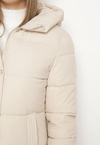 Born2be - Jasnobeżowa Długa Kurtka Płaszcz Zapinana na Suwak i Napy z Kapturem Tasperia. Okazja: na co dzień, do pracy, na spotkanie biznesowe. Typ kołnierza: kaptur. Kolor: beżowy. Materiał: jeans. Długość rękawa: długi rękaw. Długość: długie. Styl: biznesowy, casual, elegancki #2